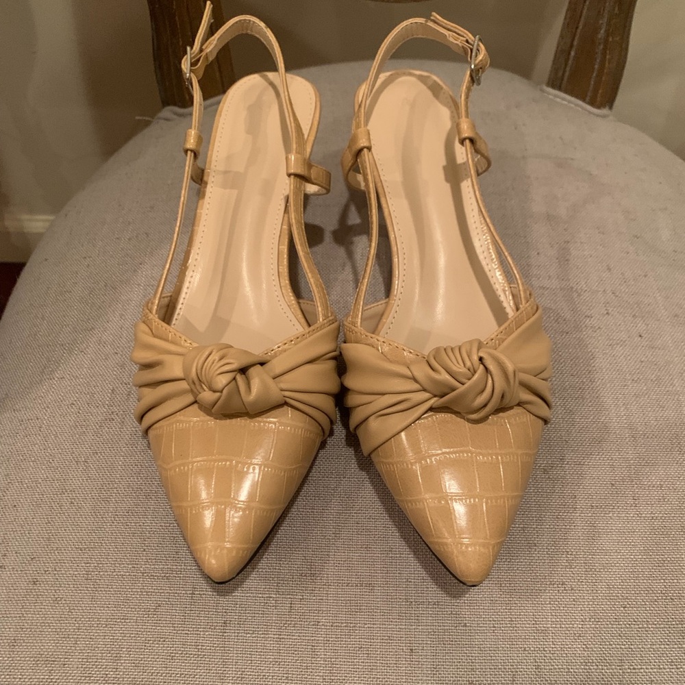 Vegan leather pointed toe kitten heels